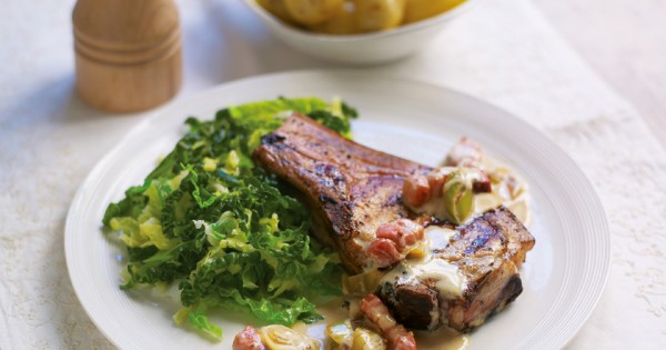 Griddled pork chops with creamy leek and bacon sauce