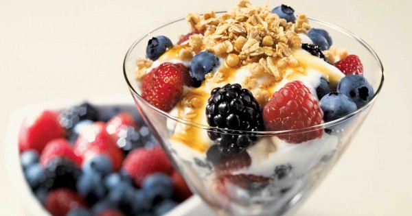 Crunchy yogurt with berries