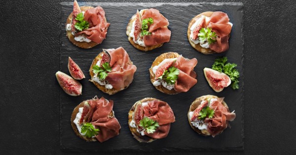 Blinis with cottage cheese, figs and Serrano ham
