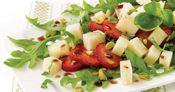 Roquette and strawberry salad with tomme de brebis de Charlevoix